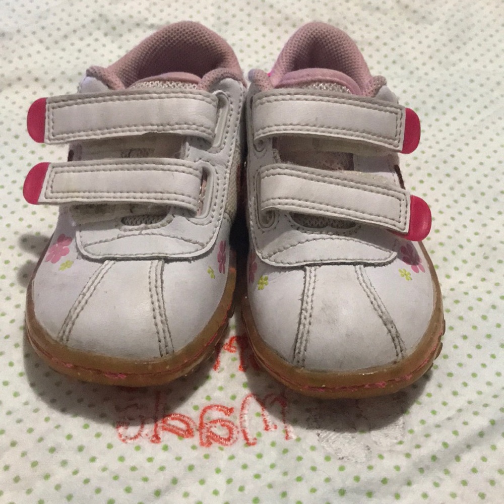 Kid’s walking shoes (Nike sensory motion system)